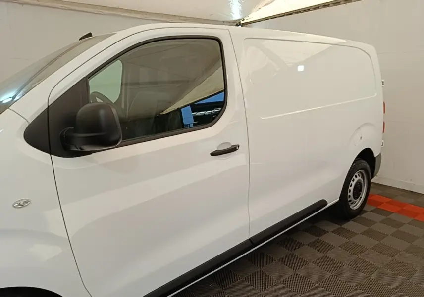 Peugeot Expert Fourgon blanc vu de profil côté gauche, avec porte latérale coulissante et jantes acier noires.