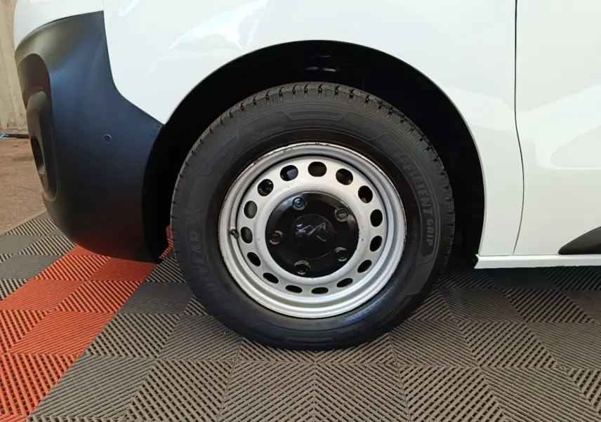 Gros plan sur la roue avant gauche acier du Peugeot Expert Fourgon blanc, avec pare-chocs noir mat visible.