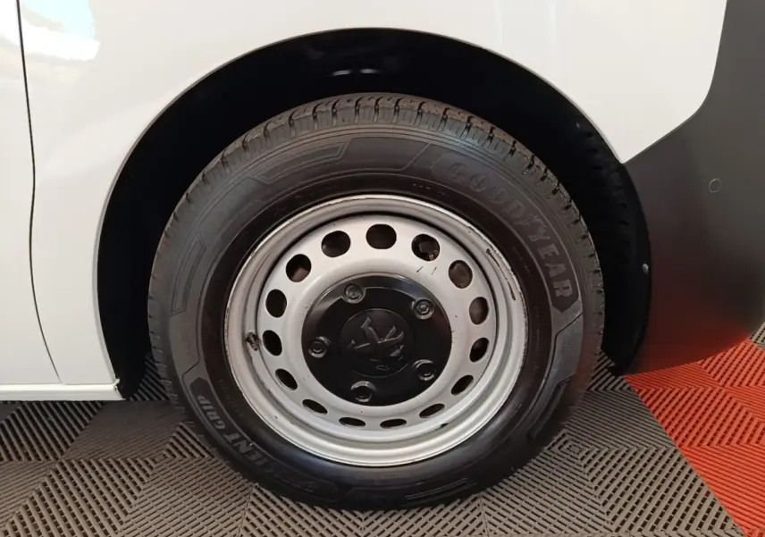 Gros plan sur la roue arrière droite du Peugeot Expert Fourgon blanc, jante acier avec pneu Goodyear.