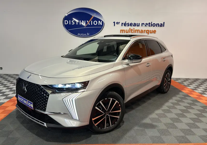 DS7 BlueHDI 130 2024 en Chrystal pearl, vue 3/4 avant droit avec feux LED et jantes noires distinctives.
