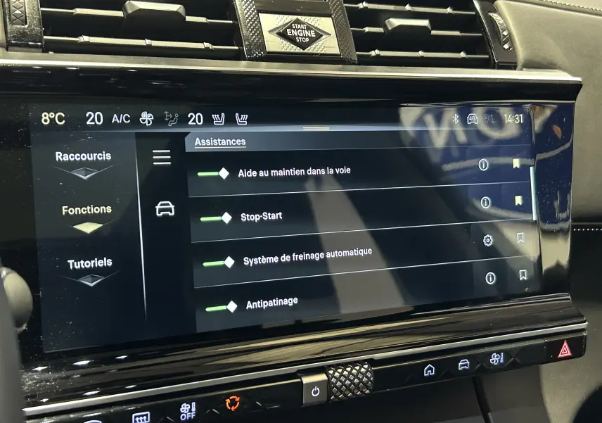 Écran tactile central du DS7 2024 affichant les assistances à la conduite, avec finition intérieure noire brillante.