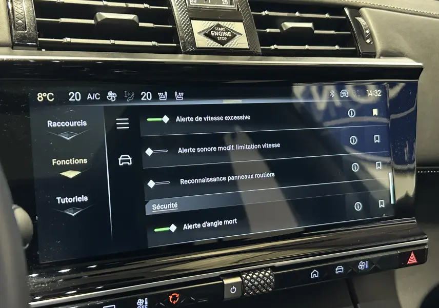 Écran tactile central du tableau de bord du DS7 2024, affichant les réglages de sécurité et climatisation.