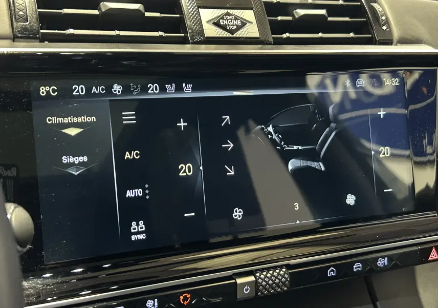 Écran tactile central du DS7 2024 affichant les réglages de climatisation et sièges chauffants en intérieur noir brillant.