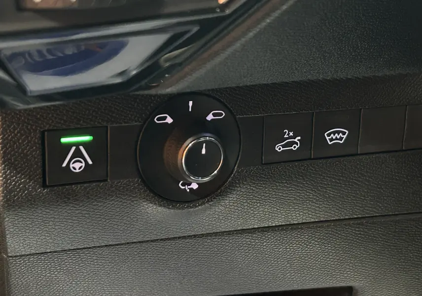 Gros plan sur les commandes de fonctions d'aide à la conduite du DS7 BlueHDI 130 en finition Opera, intérieur noir.