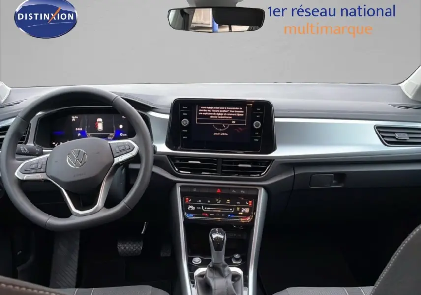 Vue intérieure frontale du Volkswagen T-Roc noir Grenadilla, mettant en valeur le tableau de bord numérique et la console centrale moderne.
