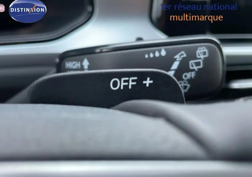 Gros plan sur le commodo de commande des essuie-glaces dans l'habitacle du Volkswagen T-Roc noir Grenadilla.