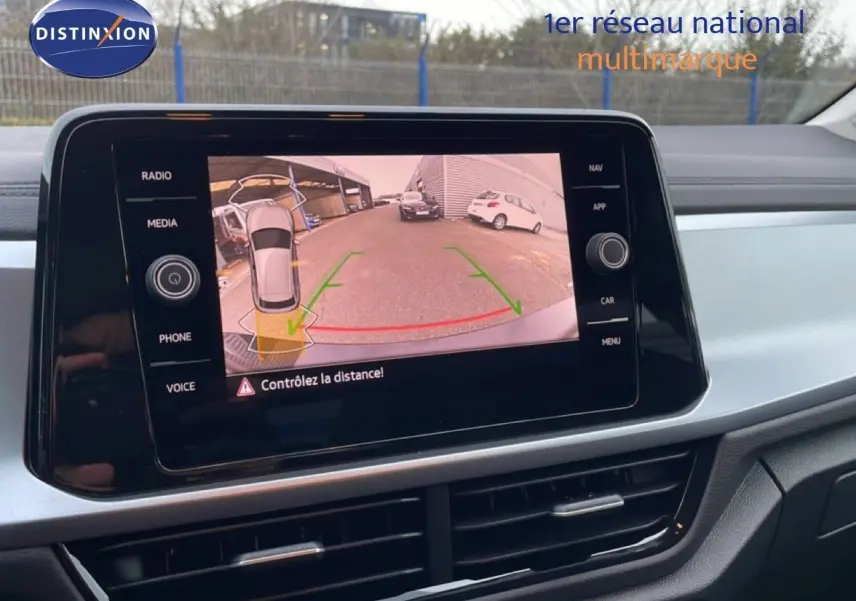 Vue intérieure sur l'écran tactile affichant la caméra de recul du Volkswagen T-Roc noir Grenadilla Metal.