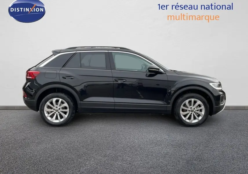 Profil côté gauche d'un Volkswagen T-Roc noir grenadilla métallisé, SUV compact avec jantes alliage et toit ouvrant.