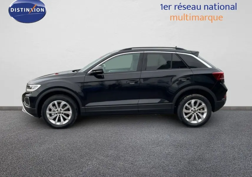 Profil côté gauche du Volkswagen T-Roc noir Grenadilla métallisé, mettant en valeur ses jantes alliage et sa silhouette compacte.