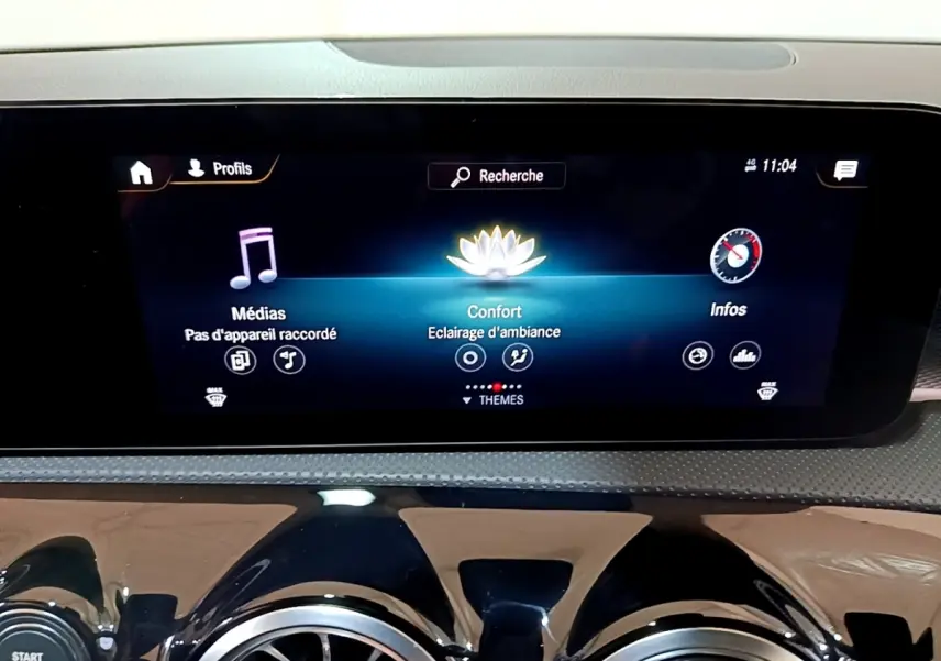 Écran tactile central de la Mercedes Classe A 200 d Progressive Line 2022, affichant les options médias, confort et infos.