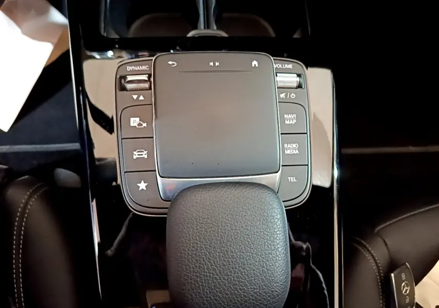 Vue rapprochée du pavé tactile et commandes noires de la console centrale de la Mercedes Classe A Berline A 200 d 2022.