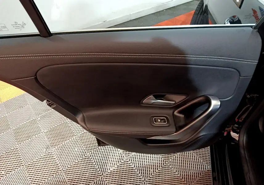 Vue intérieure du panneau de porte arrière droite noire de la Mercedes Classe A Berline A 200 d Progressive Line 2022.