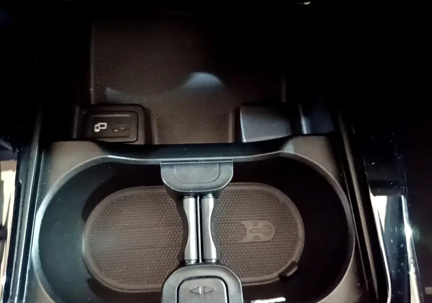 Gros plan sur le porte-gobelets central noir de la Mercedes Classe A Berline A 200 d Progressive Line 2022.