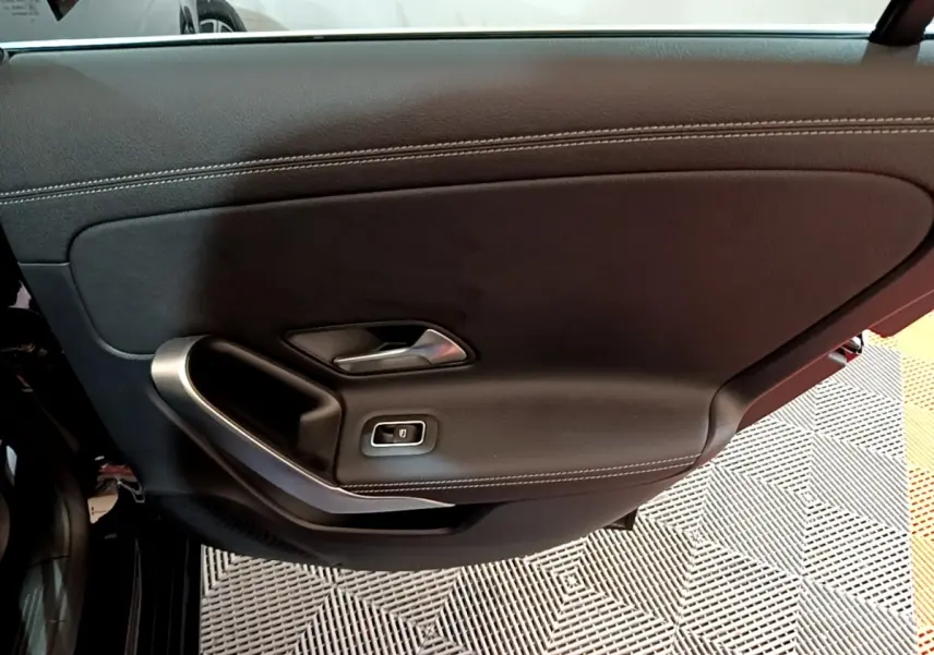 Vue intérieure du panneau de porte arrière gauche noir de la Mercedes Classe A Berline A 200 d Progressive Line 2022.