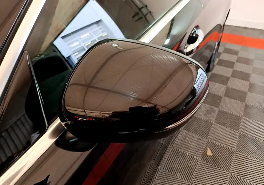Rétroviseur noir brillant côté droit de la Mercedes Classe A Berline A 200 d Progressive Line 2022, vue rapprochée.