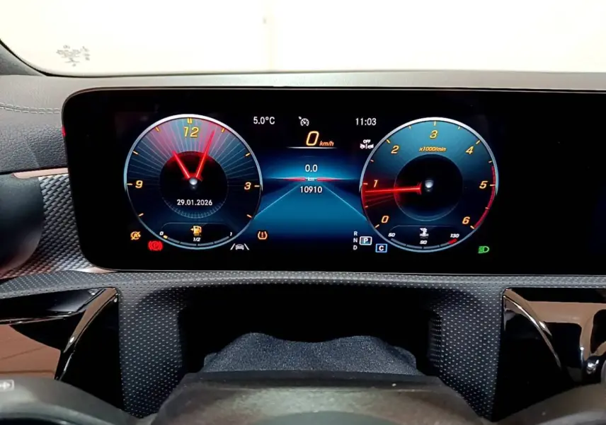 Tableau de bord numérique de la Mercedes Classe A 200 d Progressive Line 2022 affichant vitesse, compte-tours et température extérieure.