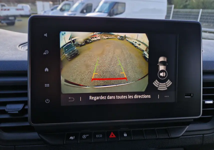Écran tactile du Renault Trafic Fourgon gris Highland montrant la caméra de recul avec lignes de guidage colorées.