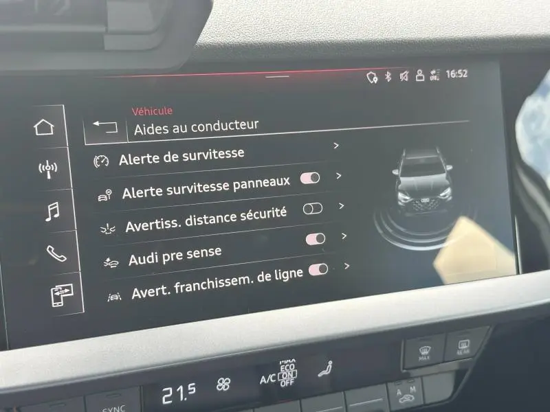 Écran central intérieur de l’Audi A3 Sportback 2024 affichant les aides à la conduite, vue de face en gros plan.
