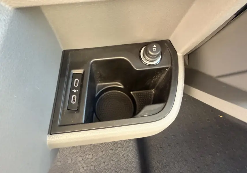 Prise 12V et double port USB dans le compartiment de rangement intérieur du Volkswagen Transporter gris clair.