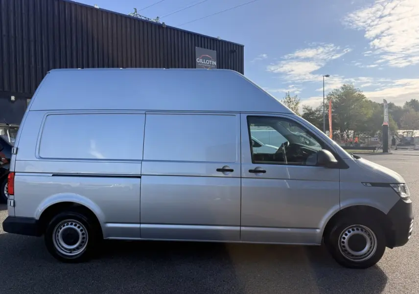 Vue de profil côté droit d’un Volkswagen Transporter gris clair 2.0 TDi 110 L2H1 Business avec toit surélevé.