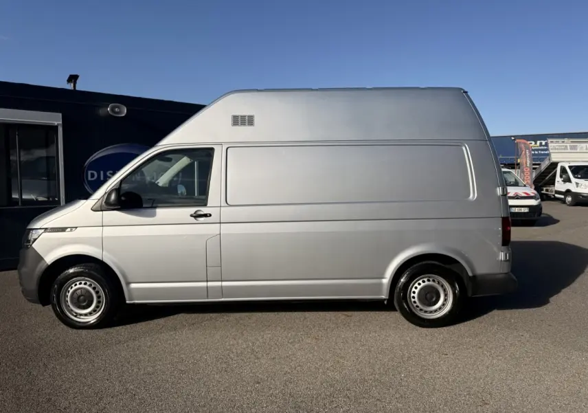 Vue profil droit d'un Volkswagen Transporter gris clair 2.0 TDi 110 L2H1 Business avec toit surélevé.