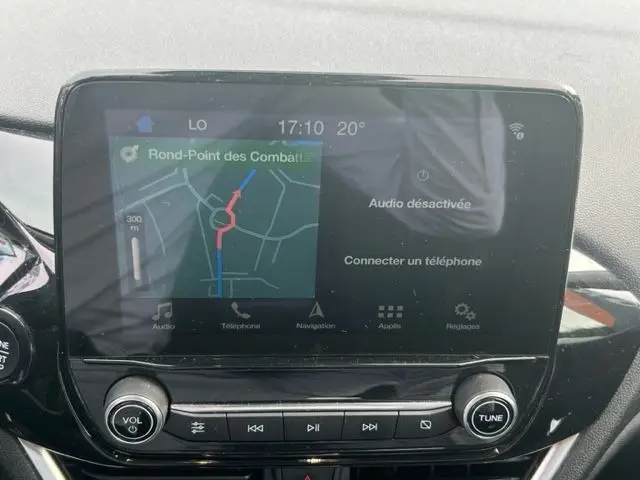 Écran tactile central de la Ford Fiesta gris 2018 affichant la navigation et commandes audio désactivées.
