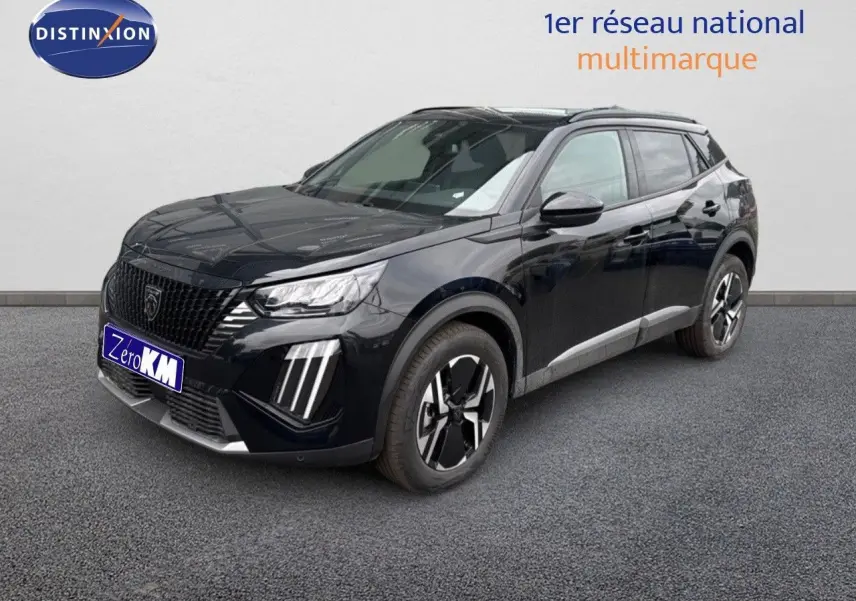 Peugeot 2008 Hybrid noir métal en 3/4 avant droit, avec calandre distinctive et jantes bicolores modernes.
