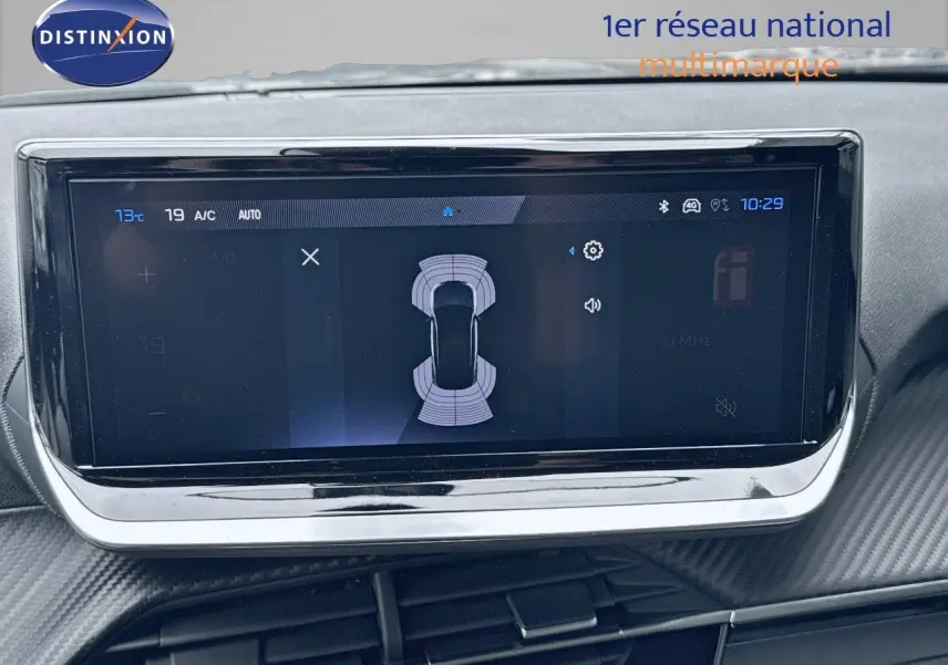 Écran tactile central du Peugeot 2008 Hybrid 136ch Allure 2025 affichant l'aide au stationnement en vue aérienne.