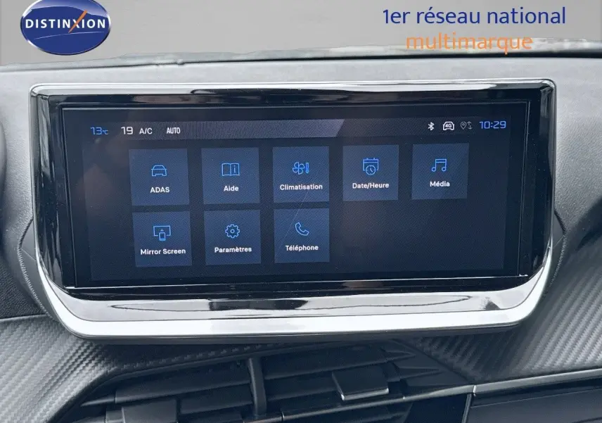 Écran tactile central du Peugeot 2008 Hybrid 136ch Allure 2025, affichant les menus d'aide, climatisation et média.