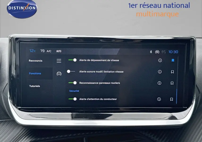 Écran tactile central du Peugeot 2008 noir métal 2025 montrant les réglages d'alertes de sécurité et reconnaissance panneaux.