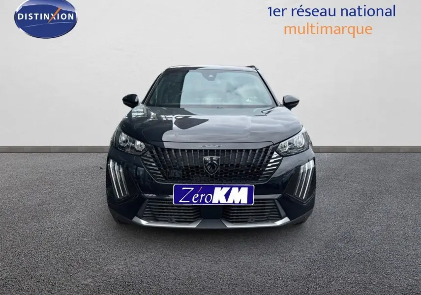 Peugeot 2008 Hybrid noir métal vue de face, avec calandre imposante et feux LED distinctifs allumés.