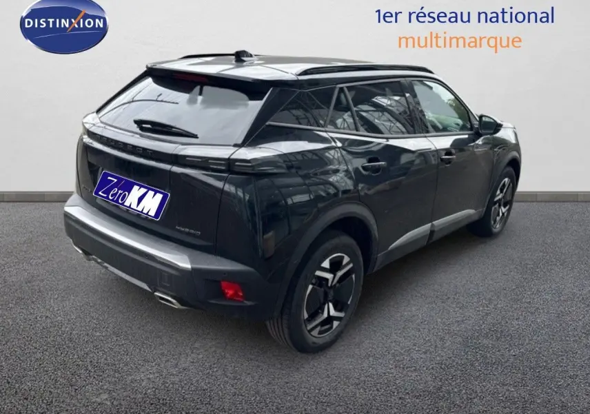 Vue 3/4 arrière droite d'un Peugeot 2008 HYBRID noir métal avec jantes bi-ton et feux LED distinctifs.