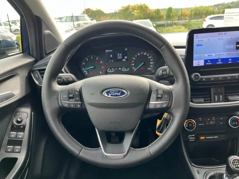 Vue intérieure centrée sur le volant multifonction Ford Puma 2023 avec tableau de bord et écran tactile visible