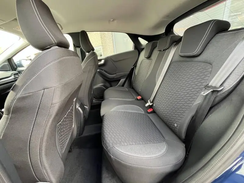 Vue intérieure des sièges arrière en tissu noir Kasbah du Ford Puma bleu, avec appuie-têtes et ceintures visibles côté droit.