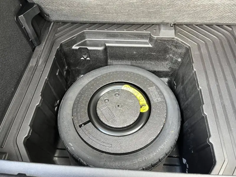 Gros plan sur la roue de secours 16 pouces dans le coffre du Ford Puma bleu Abysse 2023.