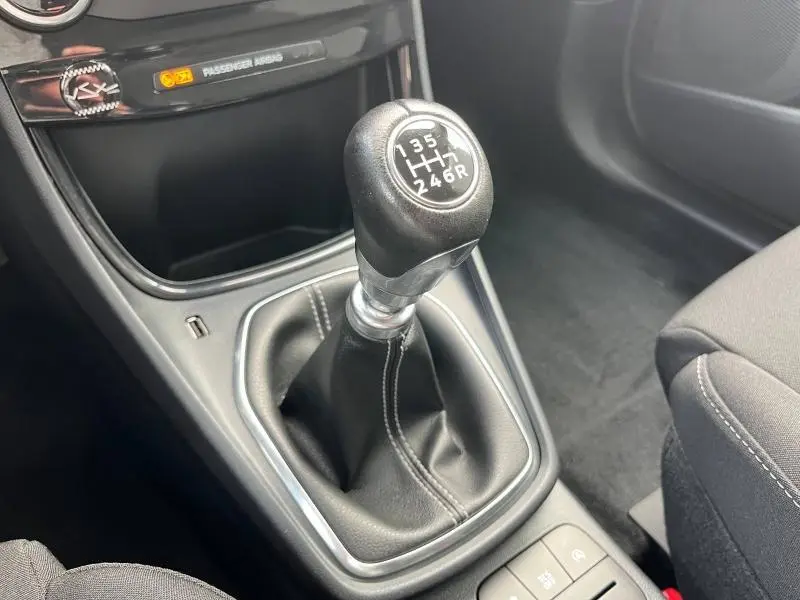 Levier de vitesse manuel en gros plan dans l'habitacle noir du Ford Puma 2023 version Titanium