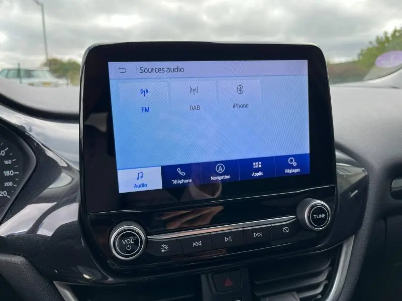 Écran tactile central du système audio du Ford Puma 2023 avec commandes physiques et interface claire.