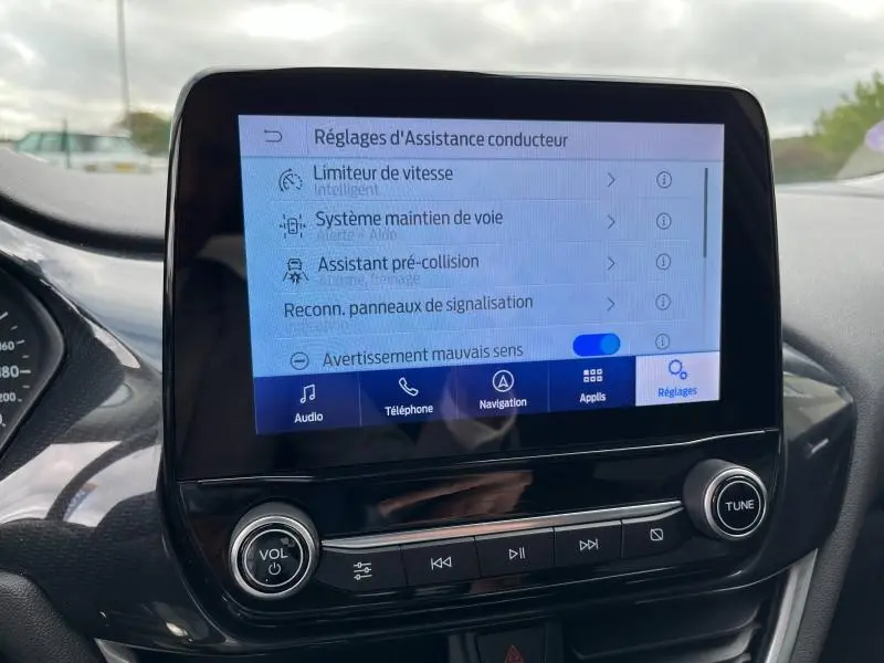 Écran tactile central du Ford Puma 2023 affichant les réglages d'assistance conducteur dans un intérieur noir Kasbah.
