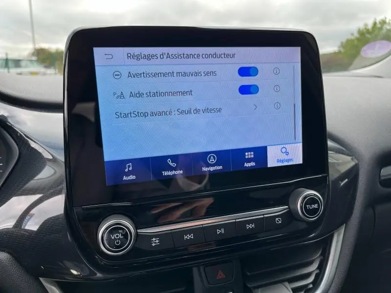 Écran tactile central du Ford Puma 2023 affichant les réglages d'assistance conducteur dans un intérieur noir.