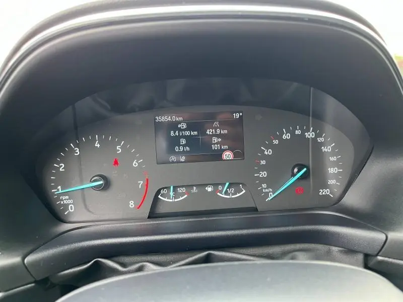 Vue rapprochée du tableau de bord numérique du Ford Puma 2023 affichant vitesse, compte-tours et informations de conduite.