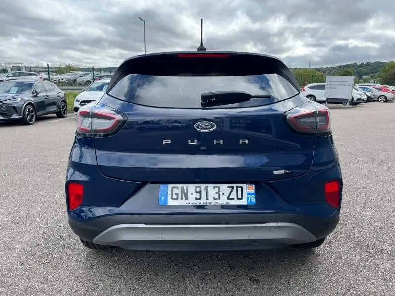 Vue arrière d'une Ford Puma bleu Abysse 2023 avec feux LED et plaque d'immatriculation française visible.
