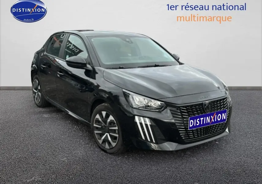 Peugeot 208 noire vue en 3/4 avant droit, avec calandre distinctive et jantes au design moderne.