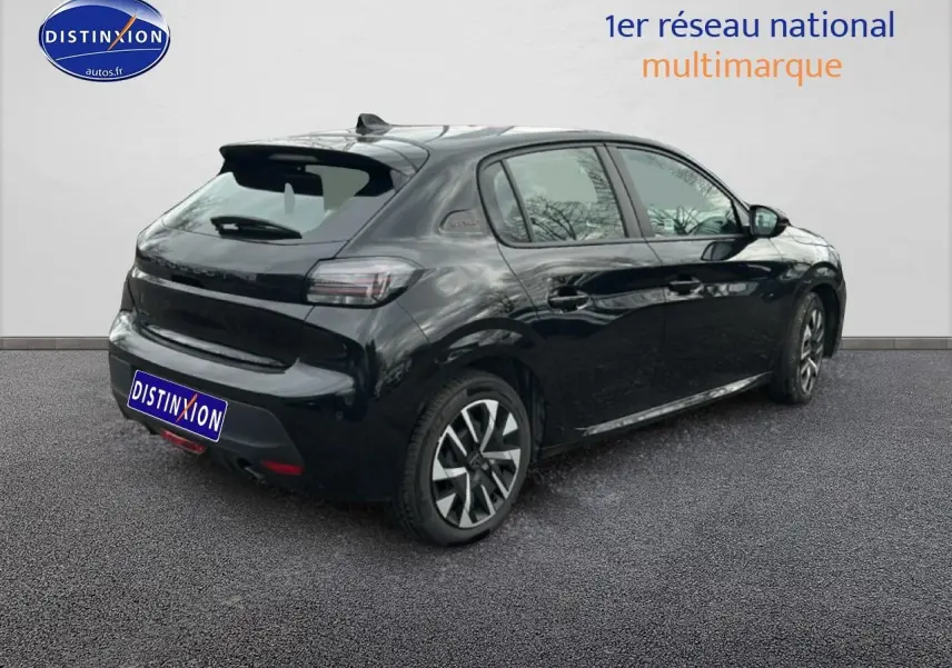 Peugeot 208 1.2 100 style noire vue 3/4 arrière droit avec jantes spécifiques et vitres teintées.