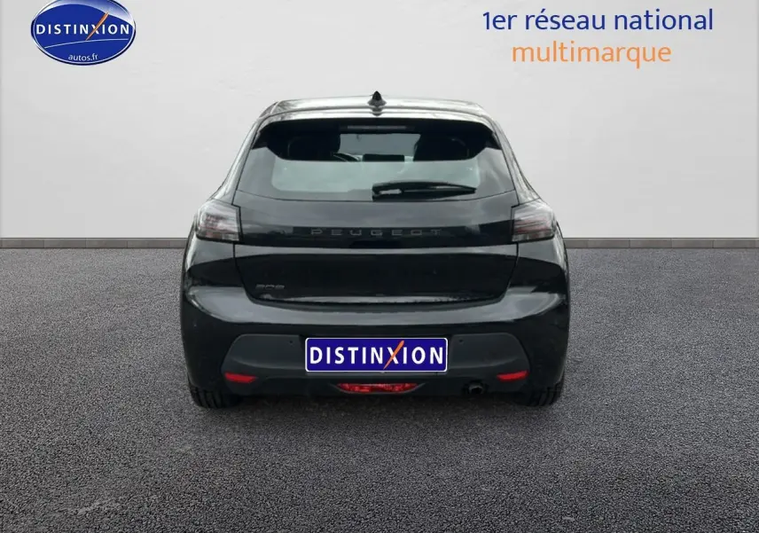 Vue arrière d’une Peugeot 208 noire 2025 avec feux arrière LED et lunette teintée sur fond neutre.