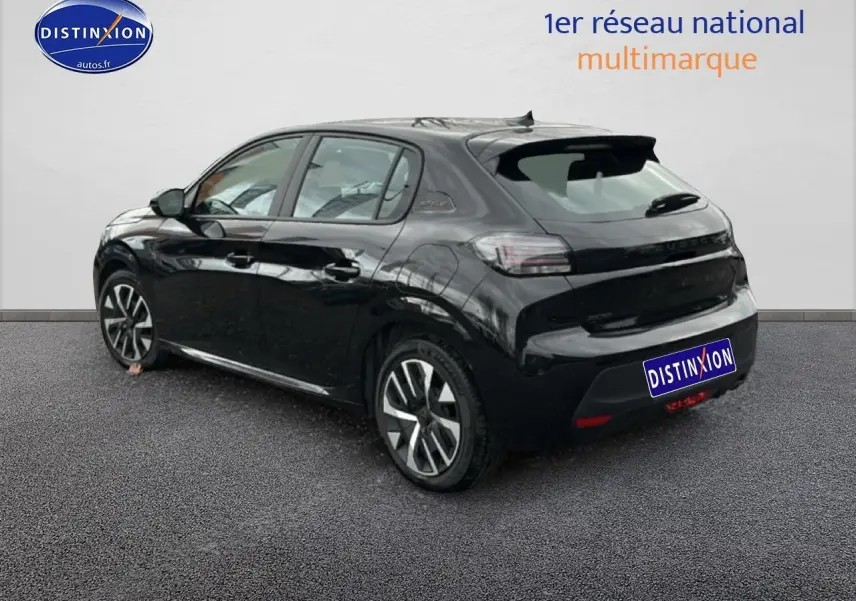 Peugeot 208 noir vue 3/4 arrière droit, avec jantes distinctives et vitres arrière surteintées.