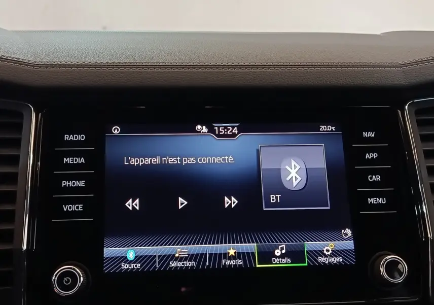 Écran tactile central du tableau de bord du Skoda Kodiaq blanc, affichant la connexion Bluetooth inactive.
