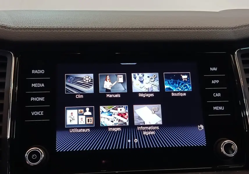 Écran tactile central du tableau de bord du Skoda Kodiaq 2022, affichage des menus et réglages.