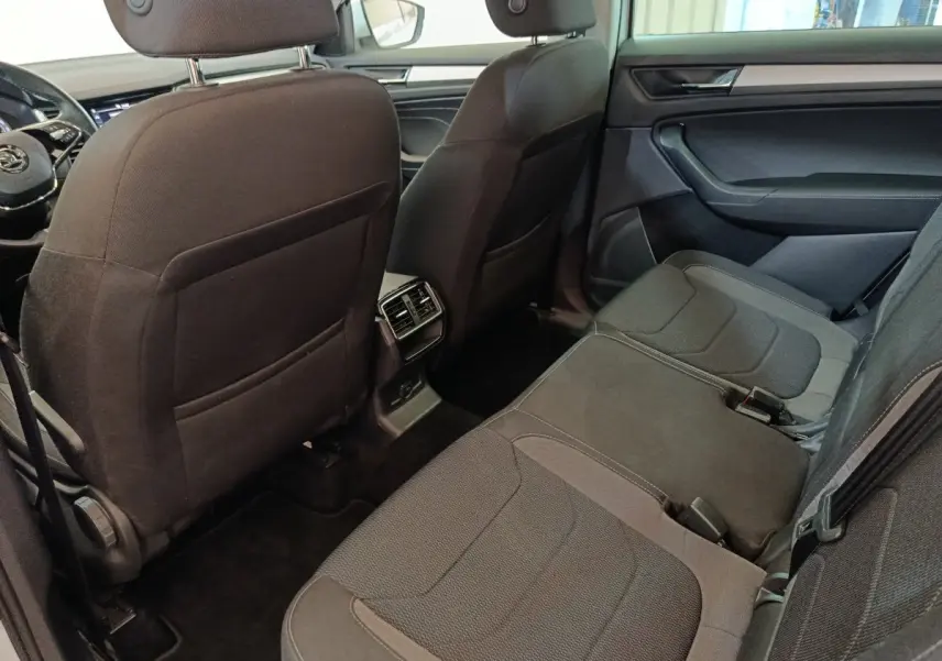 Vue intérieure côté droit des sièges arrière noirs et des aérateurs centraux d'un Skoda Kodiaq 2022.