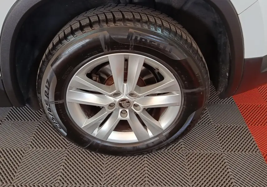 Gros plan sur la roue avant droite du Skoda Kodiaq blanc, jante alliage argent et pneu Pirelli.