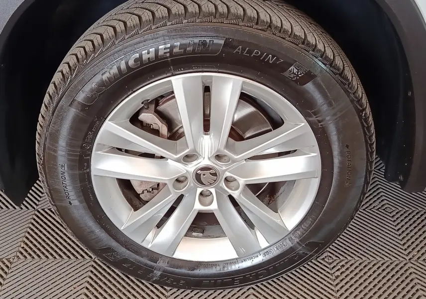 Gros plan sur la roue avant droite du Skoda Kodiaq blanc avec jante alliage et pneu Michelin Alpin 7.